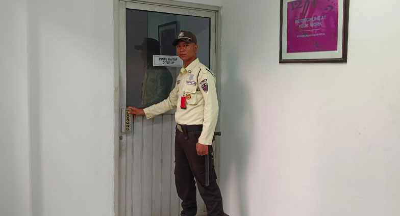 SAGAS security guard overseeing doorway access within a client facility