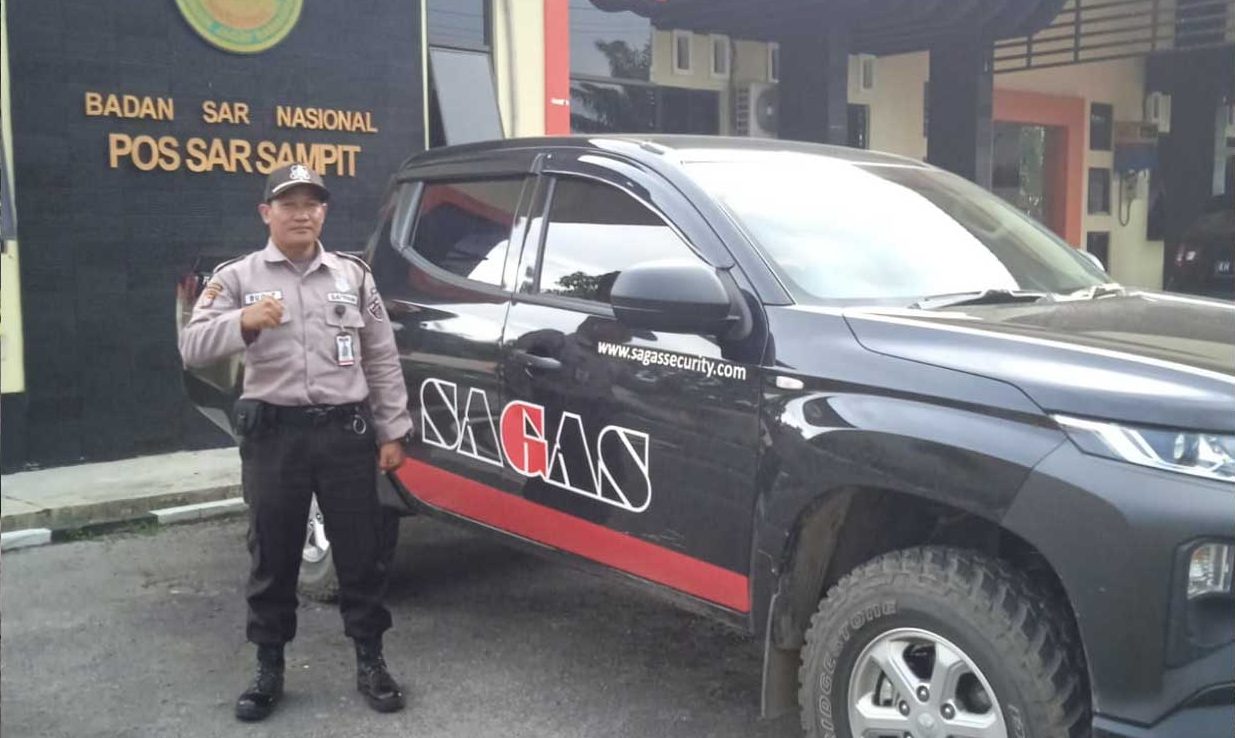 Vehicle-supported patrol readiness demonstrated by SAGAS security guard at a client facility