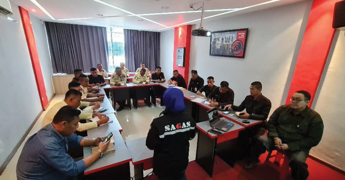 SAGAS management conducting security briefing session with supervisors to align operational directives and site procedures