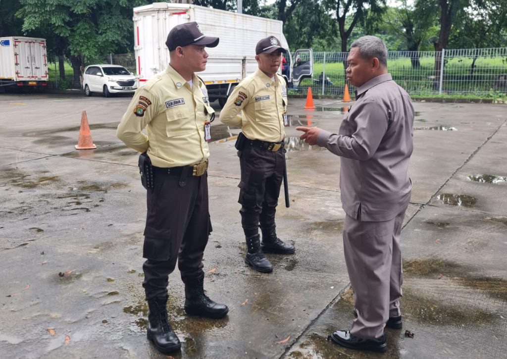 SAGAS security supervisor conducting roll call briefing with guards to reinforce operational standards and discipline