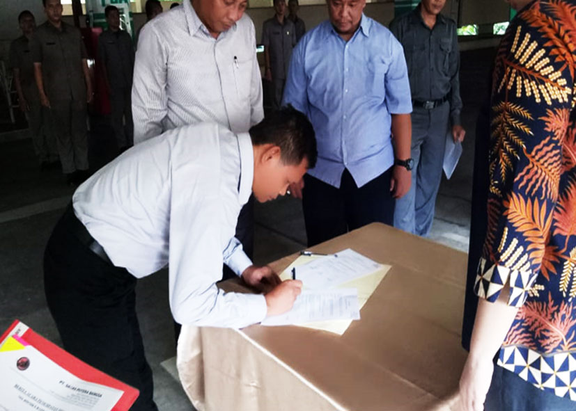 Client representative and SAGAS personnel completing onboarding documentation prior to the commencement of security services