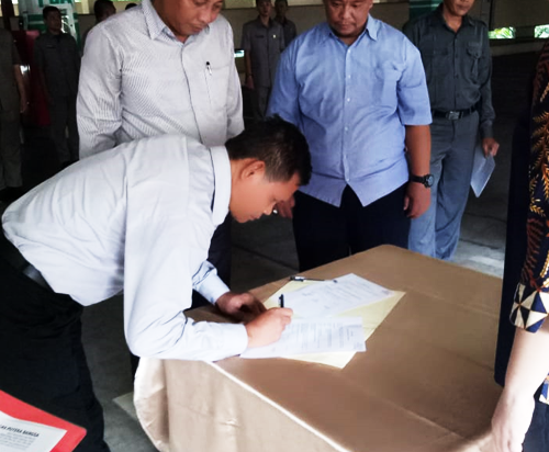 Client and SAGAS representatives signing security services contract during formal agreement session in Indonesia